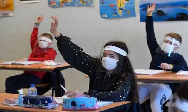 法国学校恢复上课一周后便出现70例感染病例，多所学校被关闭