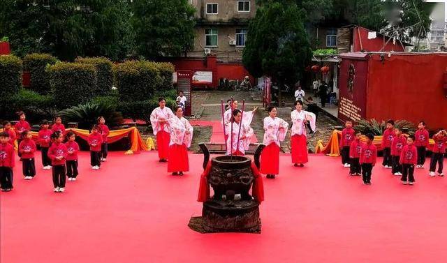 传统舞蹈《礼仪之邦》叁陶母堂弟子诵读诵读《弟子规》贰整个祭孔大典