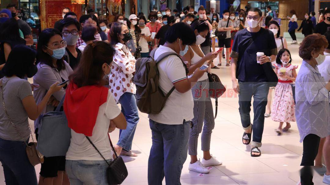 泰国商场重开首日,民众一早排长队等购物!_手机搜狐网