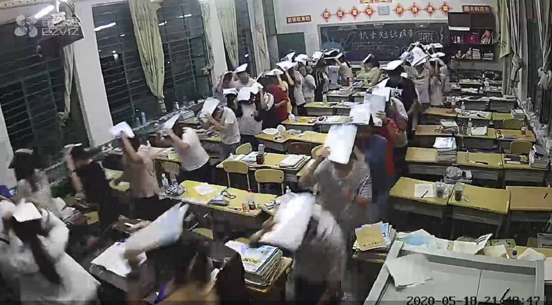 云南昭通5.0级地震，近四千学生头顶教科书安全撤离