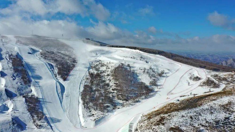 图为崇礼云顶冬奥赛场的雪道(无人机拍摄,摄于2019年12月11日).