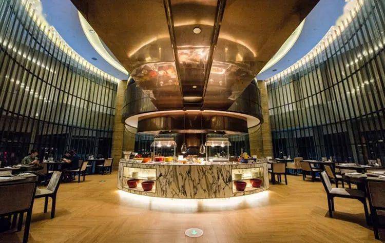 的地平线全日餐厅紫峰大厦绿地洲际酒店一边吃一边还能欣赏大蓝鲸美景