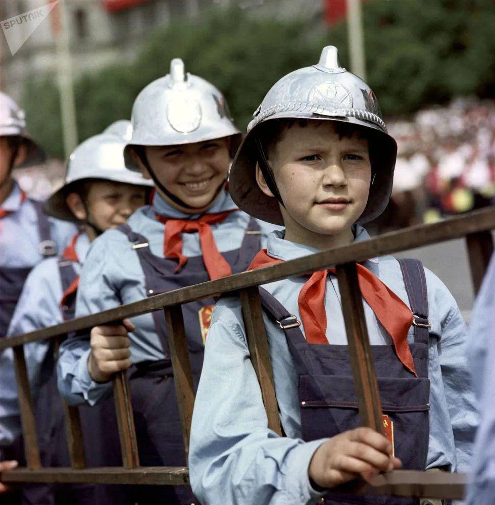 1967年少先队员消防员在莫斯科红场上参加阅兵式1988年苏联学生在手工