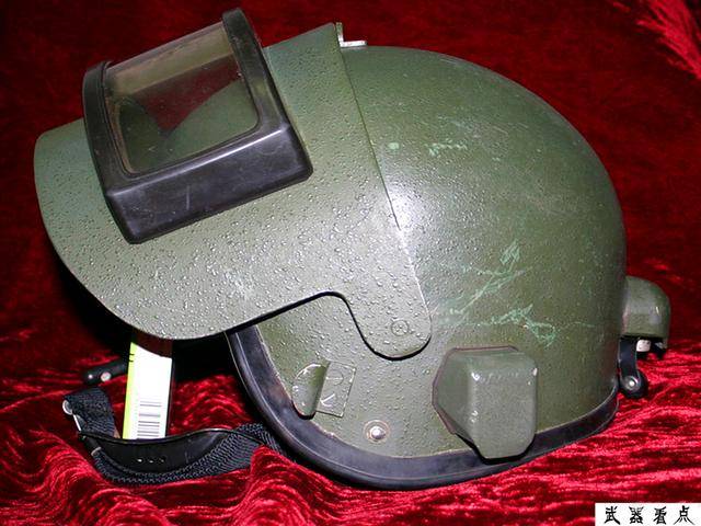 1/ 12 俄罗斯k6-3重型防弹头盔:该头盔一直被军迷们戏称为"电焊盔"