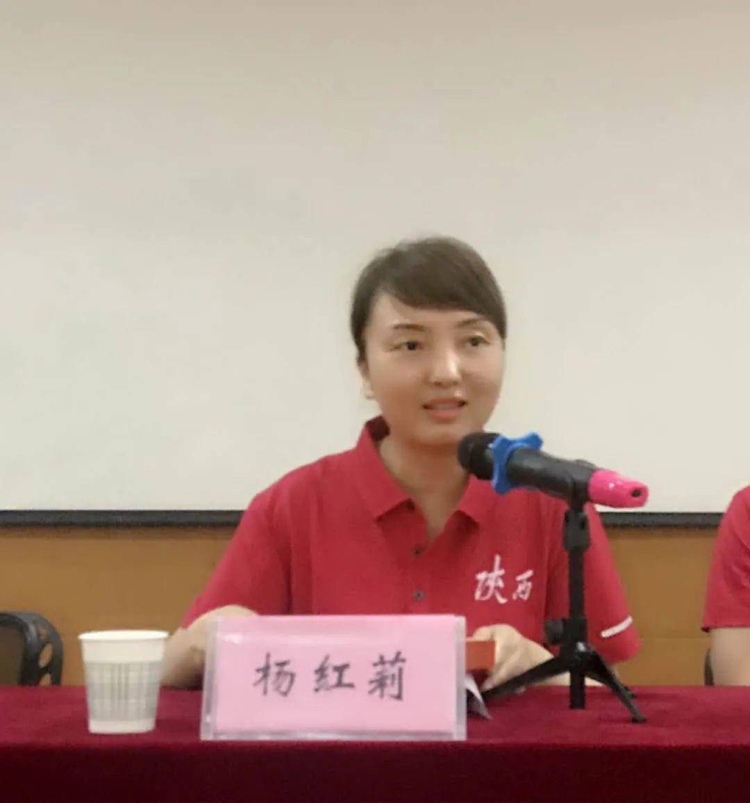 动员会上,省高尔夫击剑运动管理中心副主任杨红莉首先做动员讲话.