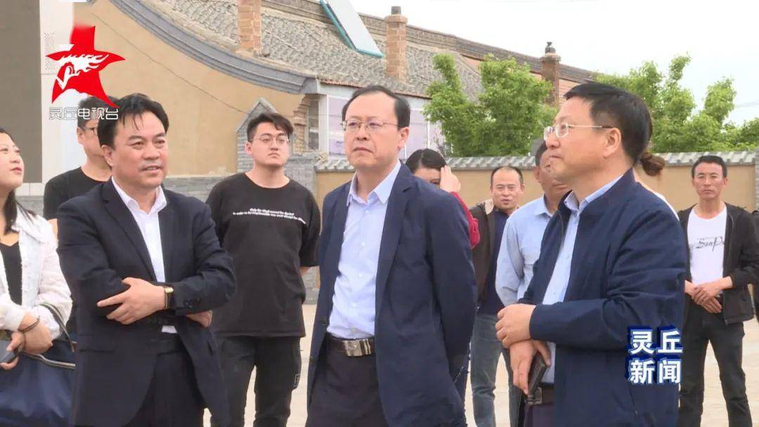 广灵县人大常委会主任孟德昌一行来到黑龙河村参观考察