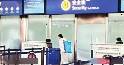 武汉天河机场安检通道半小时消杀一次 旅客：很