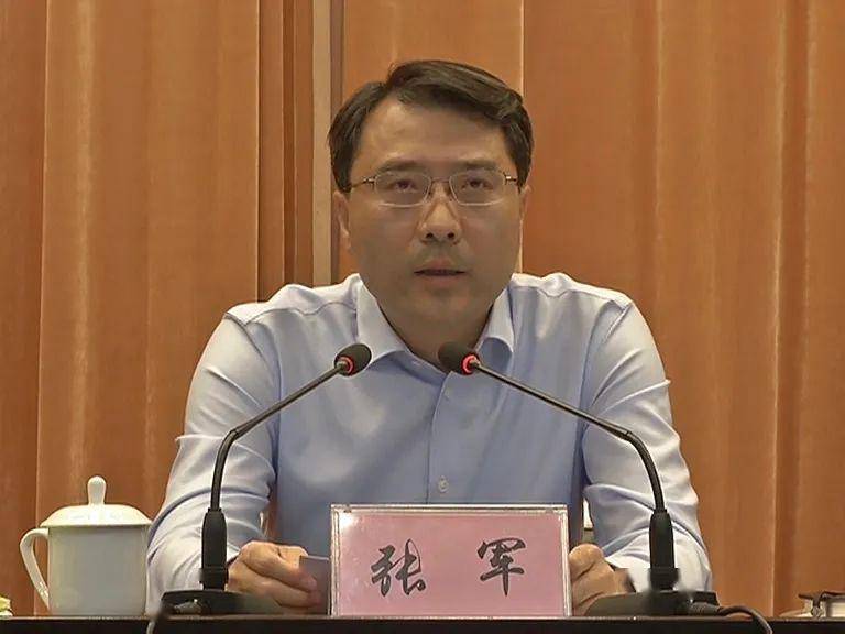 县长张军出席会议并讲话.县委常委,常务副县长闫晋中主持会议.