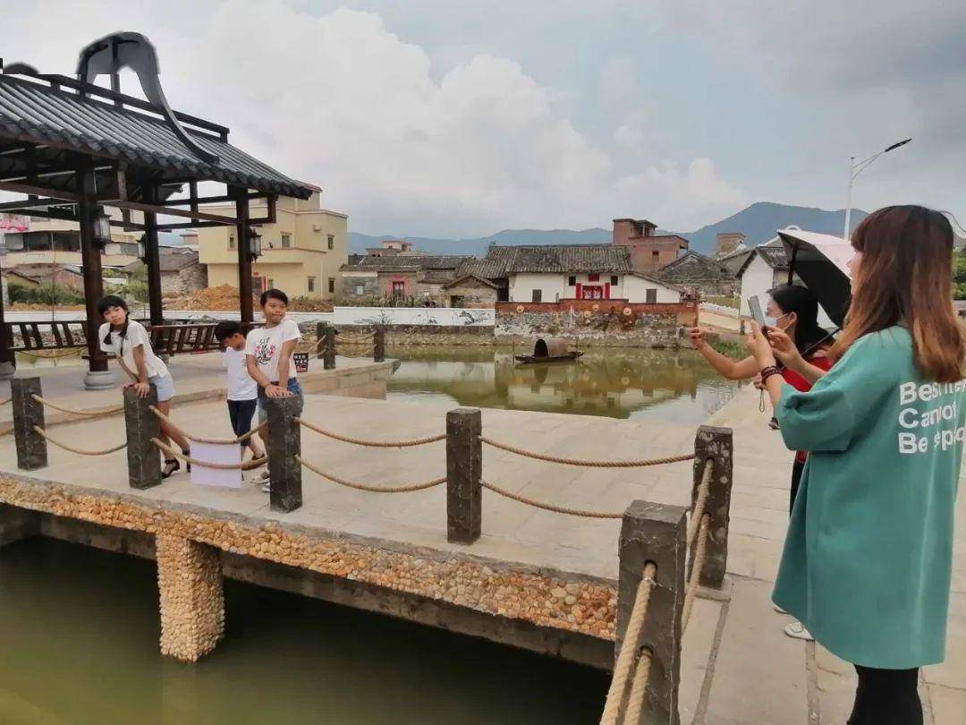 新兴这里又建开心农场,又举行直播带货!_朱所村