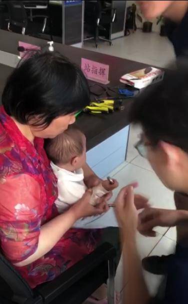 「螺丝帽」一个被螺丝帽“咬”手！心疼！临沂俩孩子一个头被栅栏卡住