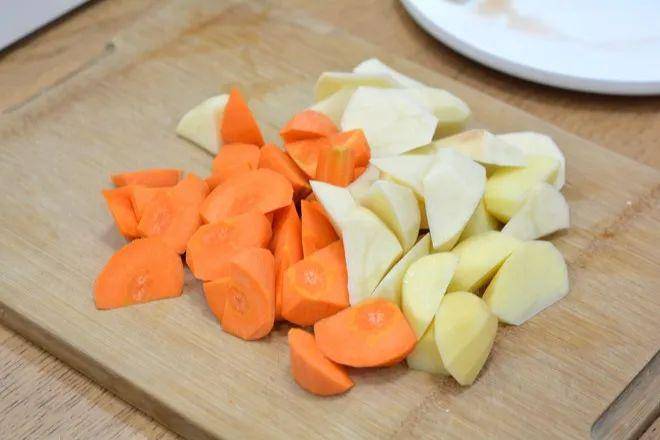 鸡块炖土豆胡萝卜 aef5d997b24541338d3c9569347d2f02.jpeg