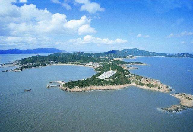 是中国东海水域内的一个岛群 有大小岛屿1390个 嵊泗岛,岱山岛,渔山岛