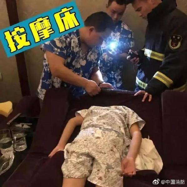 疼！婴儿右手指被卡螺丝帽，家长抱孩子到消防队救助