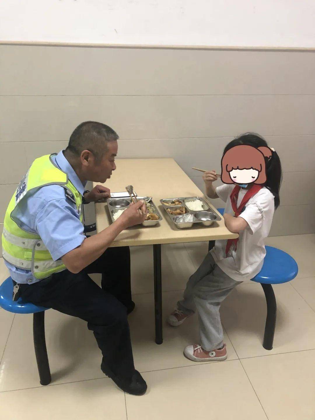 象山天安路一小女孩迷路向交警蜀黍求助！