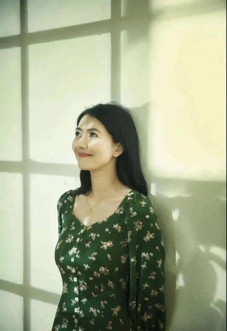 美人计|穿高圆圆的绿色碎花裙,你得这样化妆才行 美人计|穿高圆圆的绿色碎花裙,你得这样化妆才行