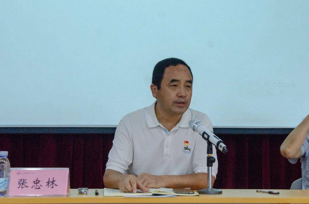 会上,张忠林,刘智勇与各系相关负责人签订了《就业工作目标责任书.