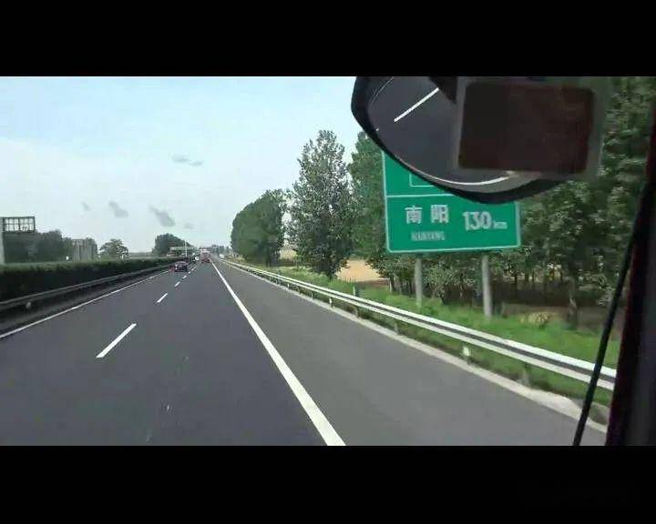 许广高速襄城县往平顶山方向约10公里处,襄城县消防救援大队接到求助