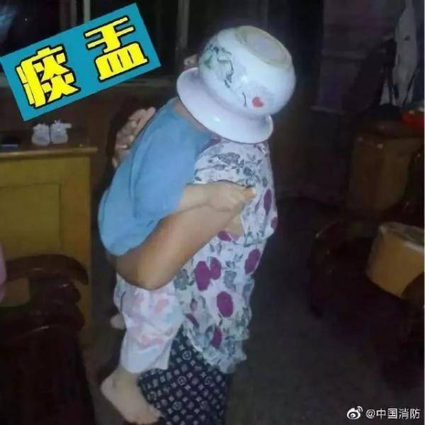 疼！婴儿右手指被卡螺丝帽，家长抱孩子到消防队救助