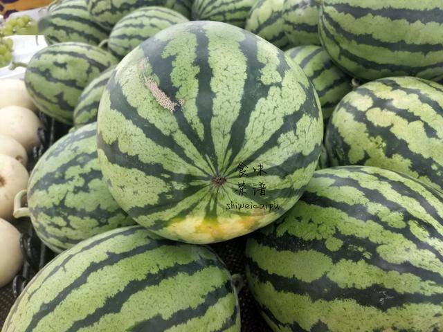 怎么挑选西瓜又熟又甜的品种 21772de8d4af42c08a4aae981481204f.jpeg