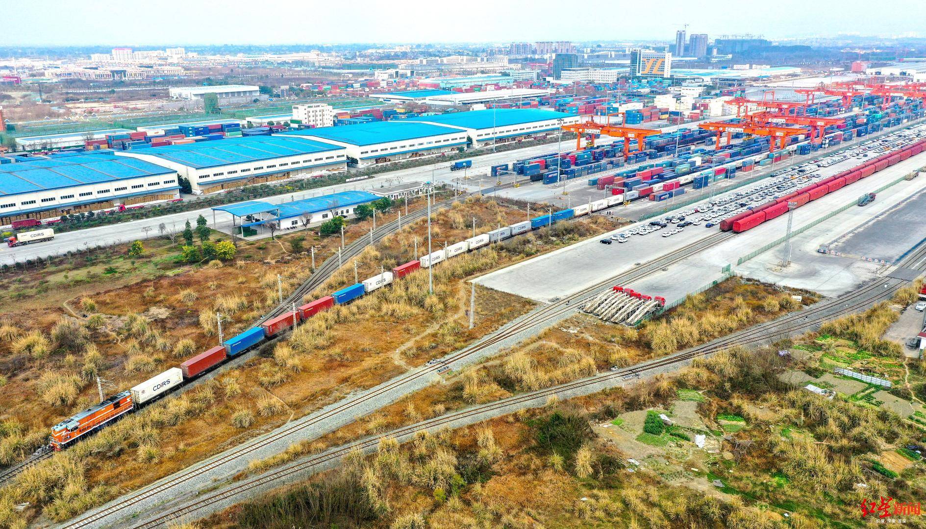 成渝携手出圈成都国际铁路港重庆国际物流枢纽园区港火
