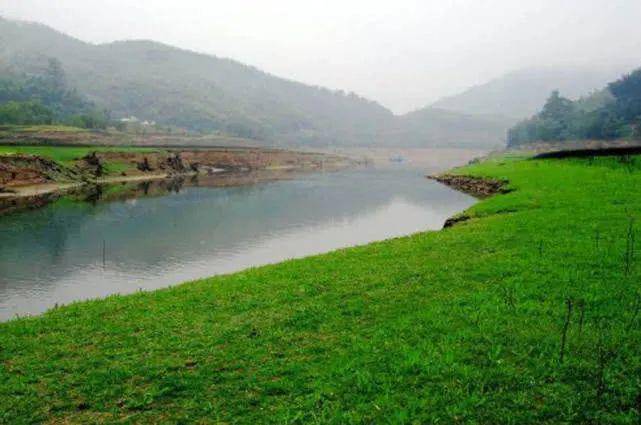 猜成语气下面有山有水_看图猜成语