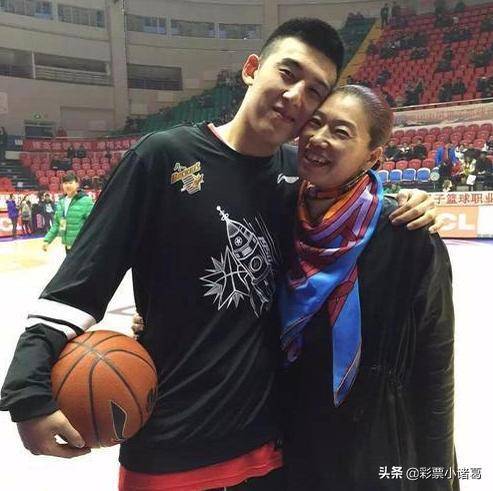 付豪与母亲展淑萍本赛季,虽然八一队仅仅拿到了2场胜利,但是作为球队