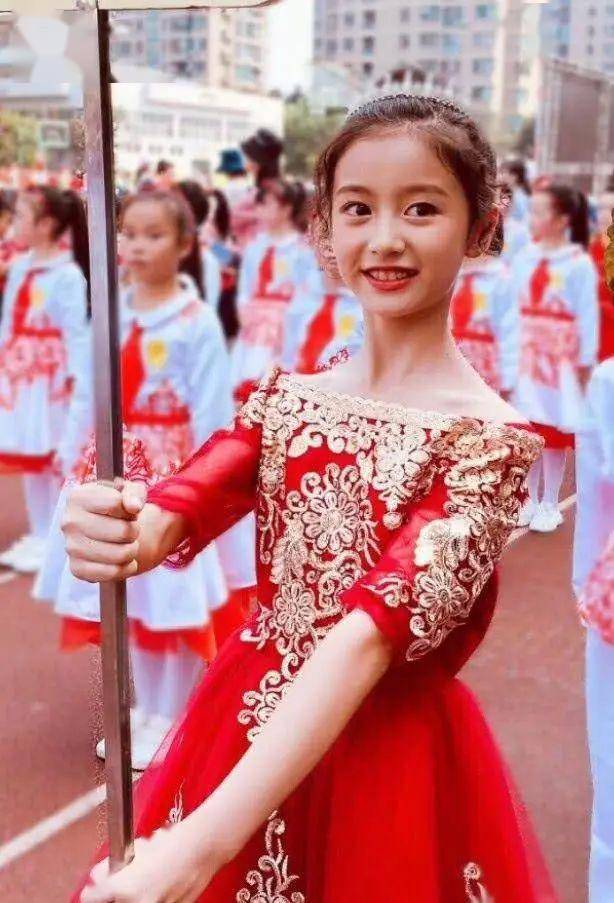 童星裴佳欣参加校运会穿自己设计的婚纱裙这初恋脸无敌了
