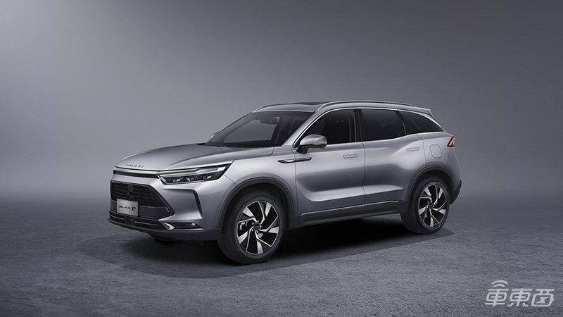 北京汽车在此次活动中公布了beijing-x7的内饰,车载科技和安全配置的
