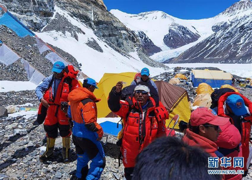 5月24日,2020珠峰高程测量登山队部分人员从海拔6500米的前进营地出发