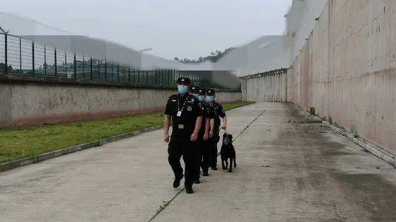 这是我的训导员——特警队民警张尧禹,我们一起守护内江监狱的安全