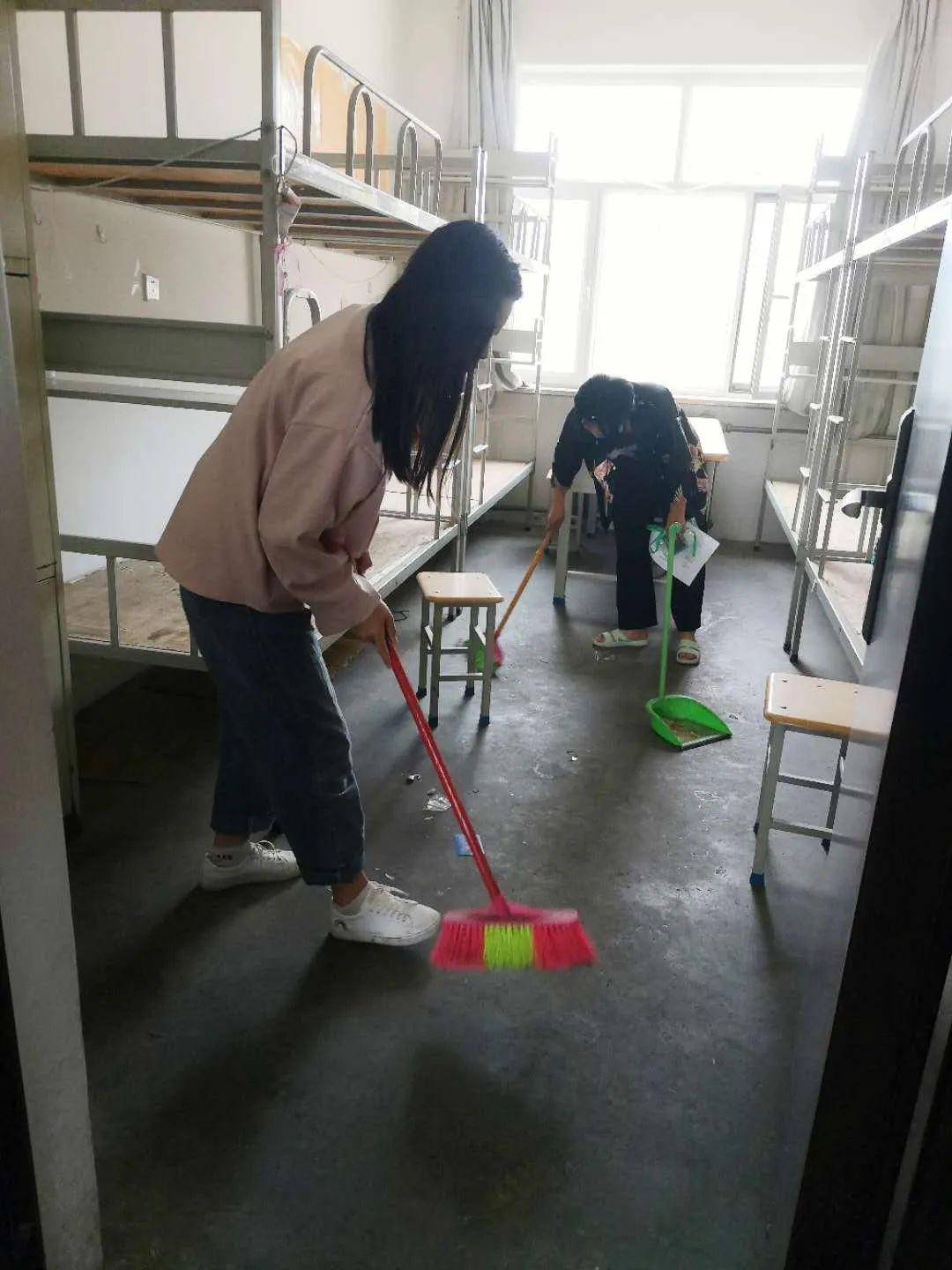 同学们打扫教室,宿舍卫生