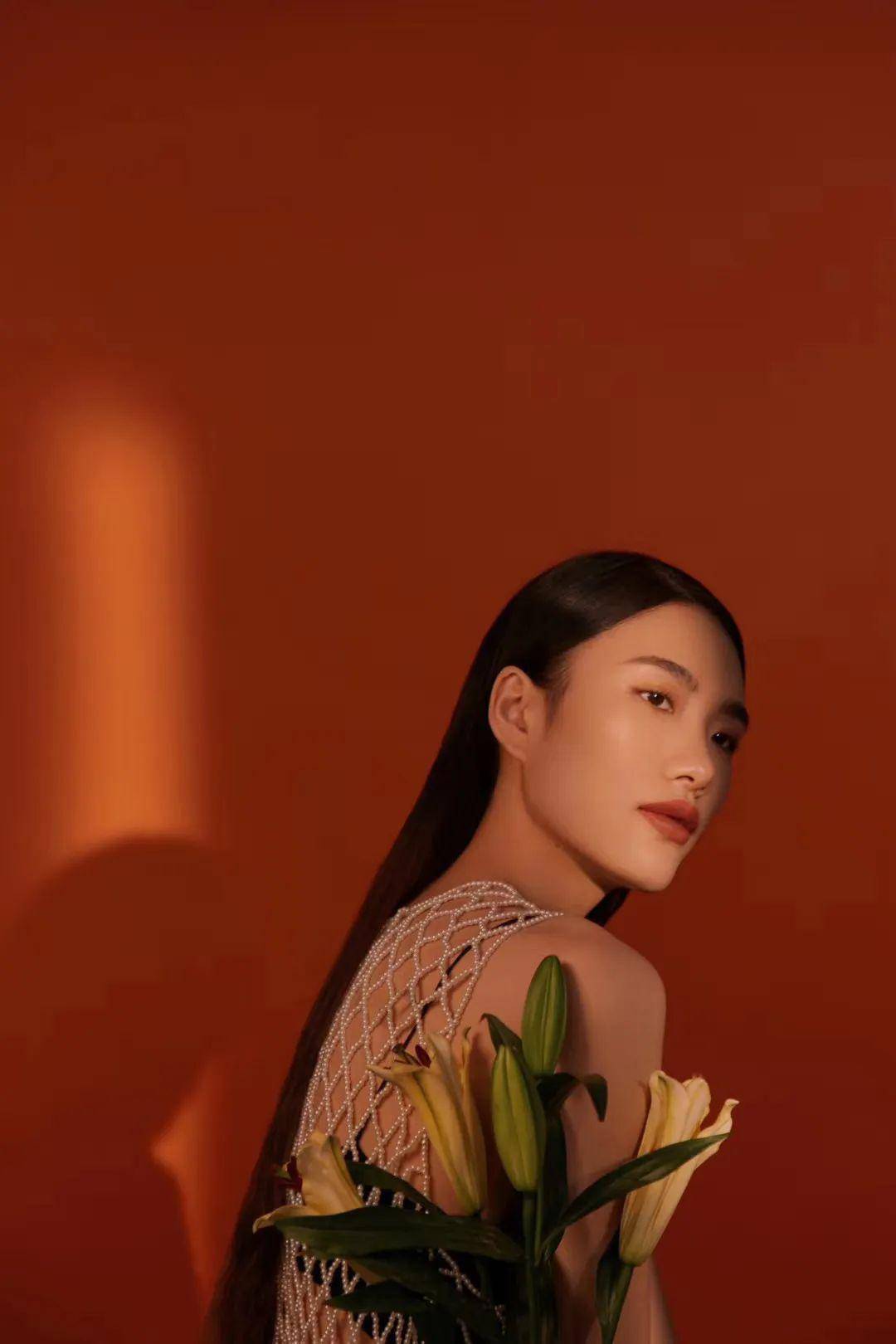 一周超模项偞婧出镜杂志大片新面孔学员亮相中国时装周