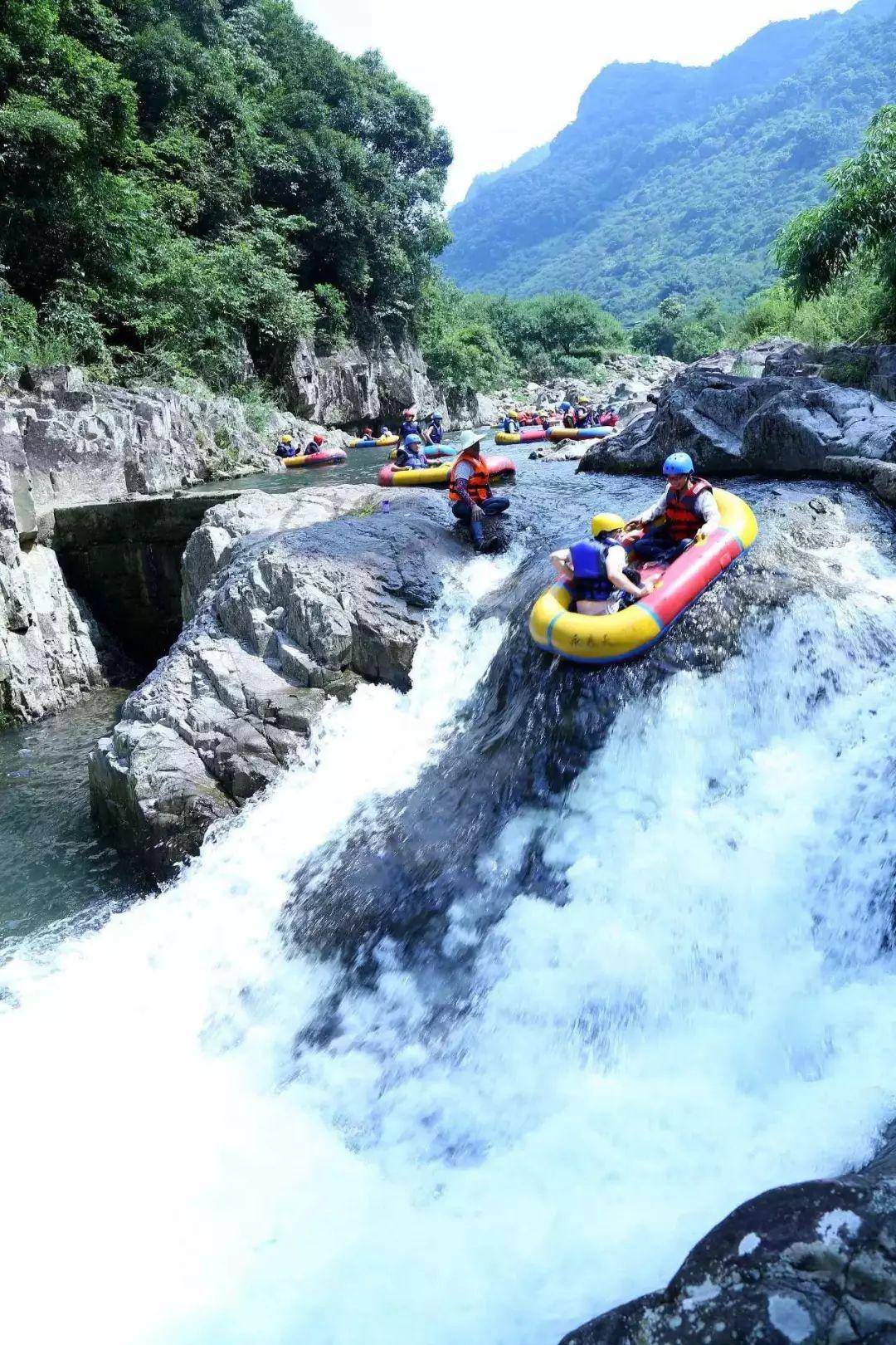 拥有天门山,青云山,百漈沟等多家4a景区 荣获多项与国家级生态旅游