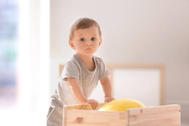 「宝宝」孩子摔倒了要不要扶？聪明家长都这么做···