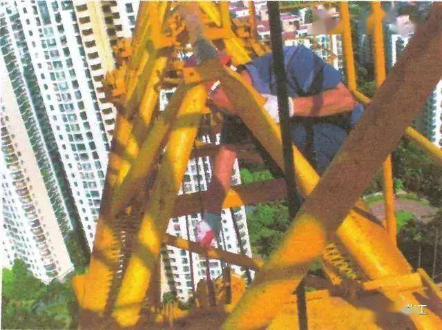 原因公布 | 山东潍坊一在建工地2台塔吊倒塌,致1死1伤!