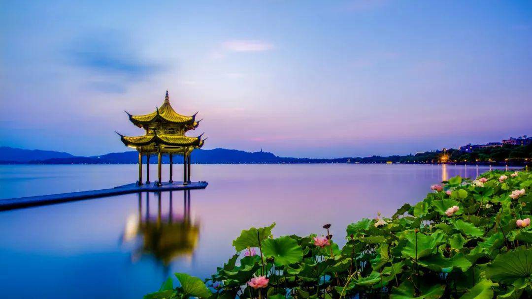 正是江南好风景,落花时节又逢君