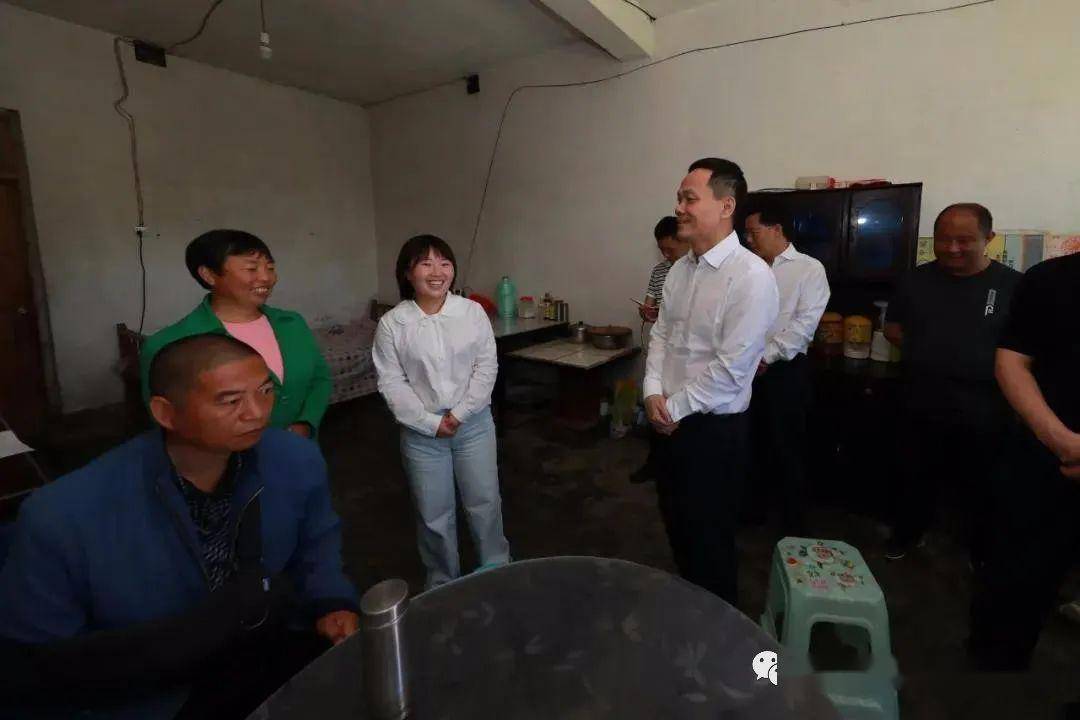 在赫章县平山镇中寨社区贫困户罗兰国家走访