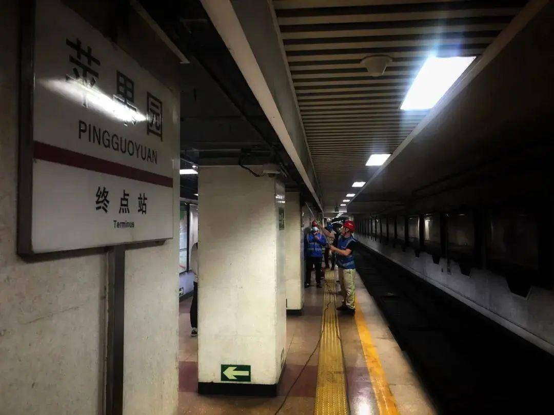 苹果园地铁站施工有新进展了近日小编从"北京地铁"了解到站内改建进行