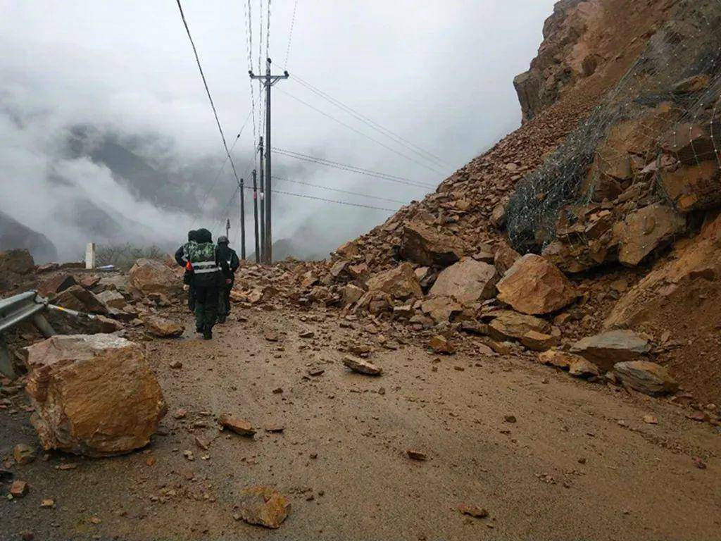 重要路况318国道觉巴山塌方德贡公路丙察察线泥石流塌方