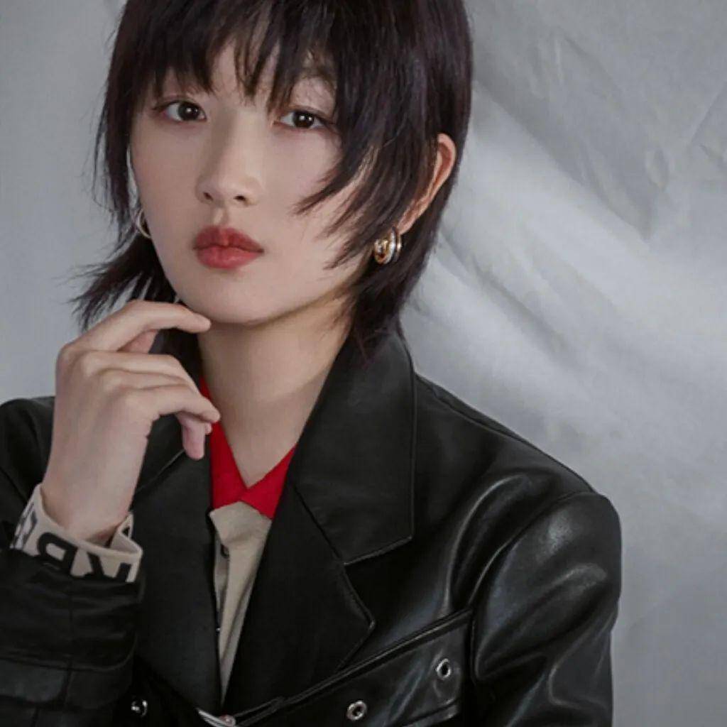 狼尾发型女生鲻鱼头超长 7ef73a30d57c475fb49984755d2b50f0.jpeg