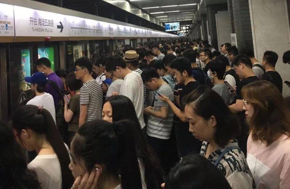 在北京,最挤的地铁永远是你要坐的那一条!