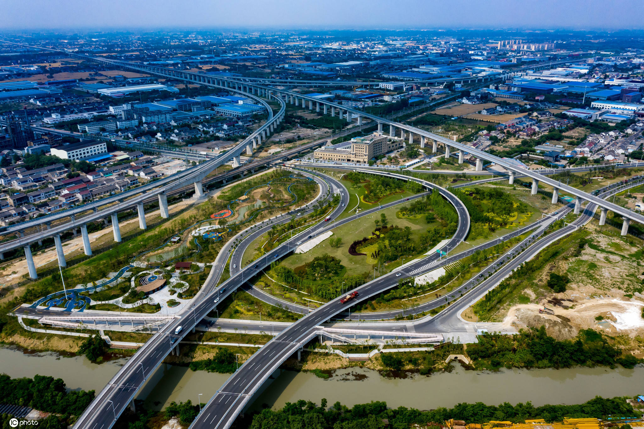 2020年5月27日,江苏扬州市江都区,无人机拍摄的金湾路立交,因该立交