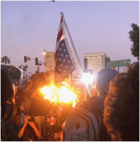 黑人被杀，数百人聚集洛杉矶市中心示威，美国国旗当街被烧 