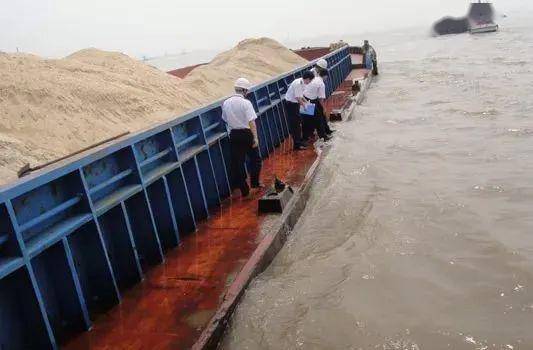 02  水线以下,常见的海船采用圆舭型,而内河船舶多为平底.