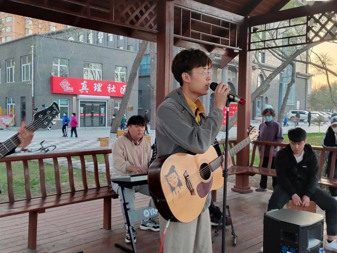 主唱兼吉他手 孙泽山是我县的一名吉他教师,他的风格多变,可盐可甜