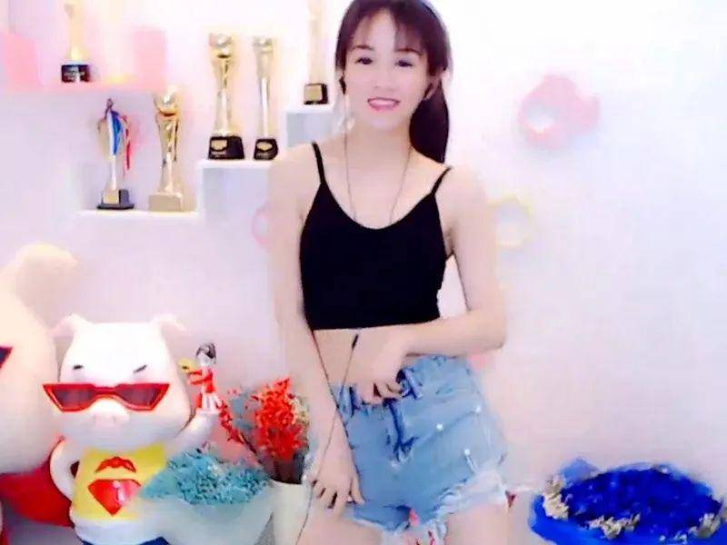 文儿第一次直播脱衣性感吊带短裤跳了2个舞蹈