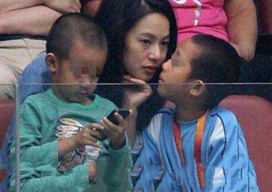 姜文妻子周韵近照获赞，人如其名气质太绝，素