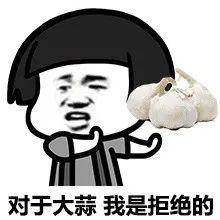 只能通过动作判断 这个应该女生强迫男朋友拍照 注意男生不情愿的表情