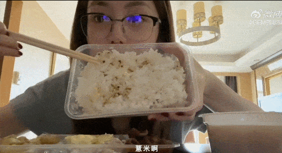 图片来源:微博@邓紫棋 水果,蔬菜,鸡蛋和适量的肉类,就能让她超满足