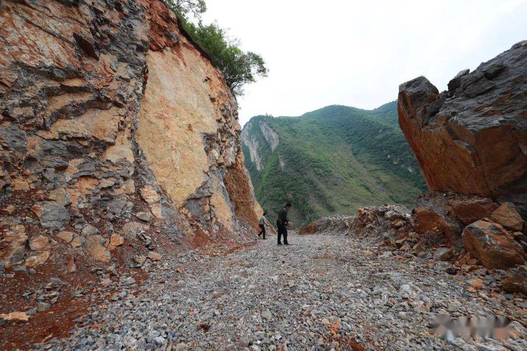 脱贫攻坚走基层快通车了纳雍双岩头干部村民在悬崖绝壁上修了一条民